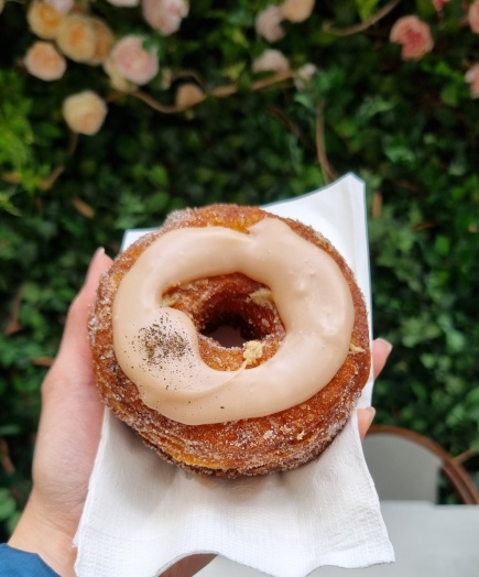 Delicado e saborosíssimo cronut do Dominique Ansel Bakery!