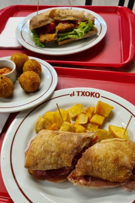 Bocatas e croquetas de queso de el Txoko