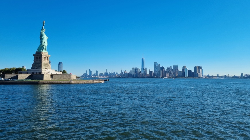 A grandiosa Estátua da Liberdade e o skyline de Nova York