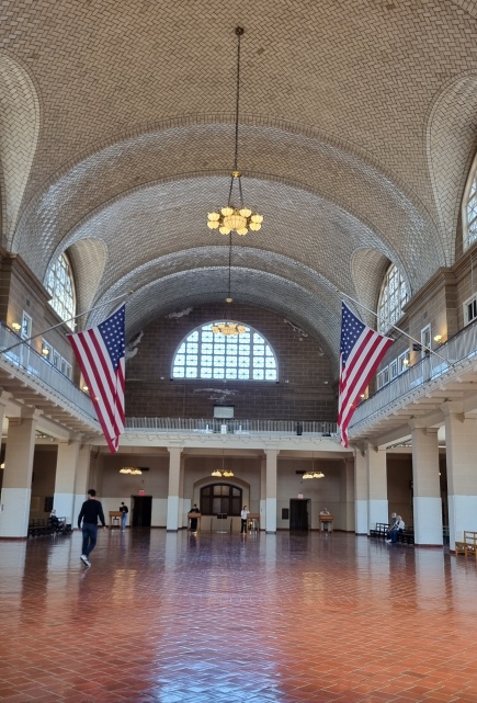 O Museu Nacional da Imigração em Ellis Island conta como era toda a trajetória de um imigrante ao chegar nos Estados Unidos, super interessante!
