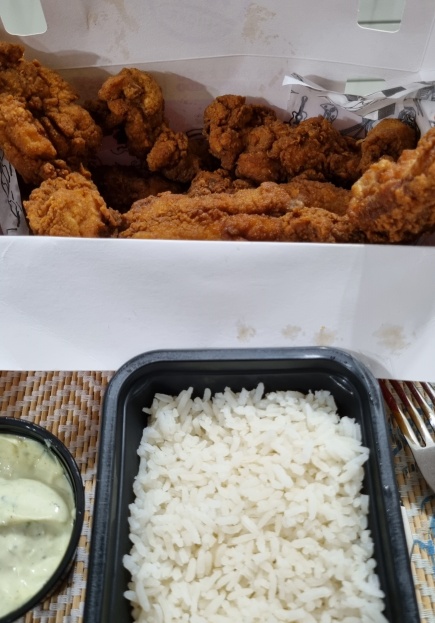 Combo M do N1 Chicken com tiras de coxa e sobrecoxa, arroz e maionese verde