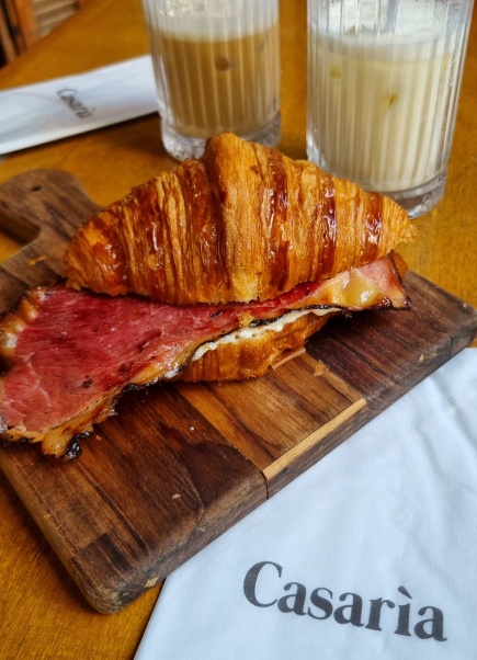 Saboroso misto no croissant de pastrami