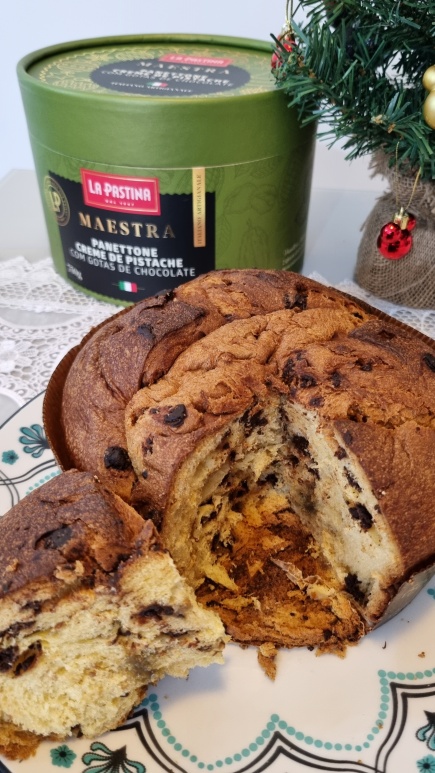 Panettone La Pastina recheado de creme de pistache com gotas de chocolate