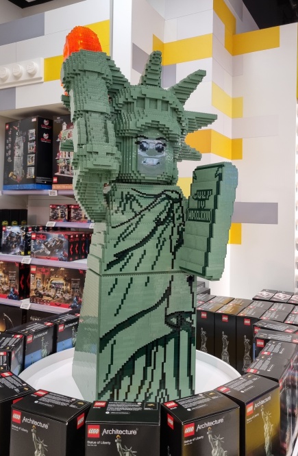 Vale a pena visitar a loja da Lego, pois tem umas montagens incríveis, como a Estátua da Liberdade e o Homem-Aranha!