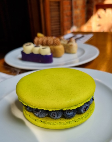 Miss Mac: macaron, creme de pistache, geleia de morango e mirtilo