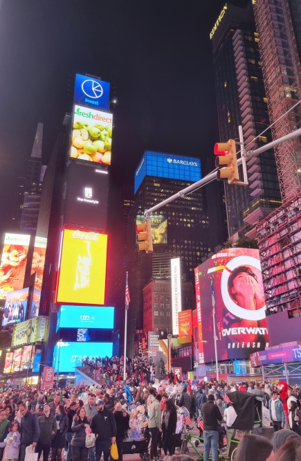 Movimentada Times Square com telões para todos os lados!