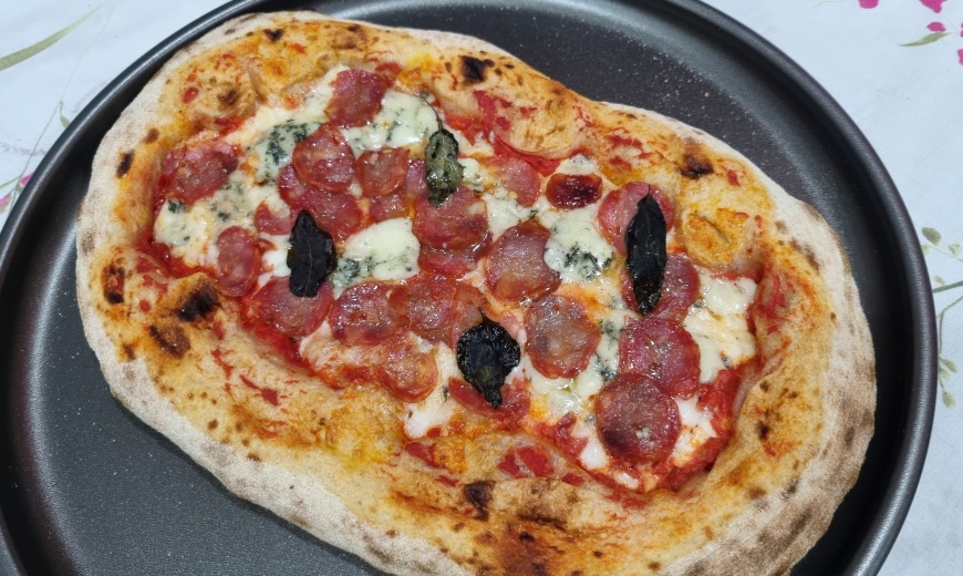 Saborosíssima Pizza Diavola do Temperani Cucina no Empório Vila Anália!