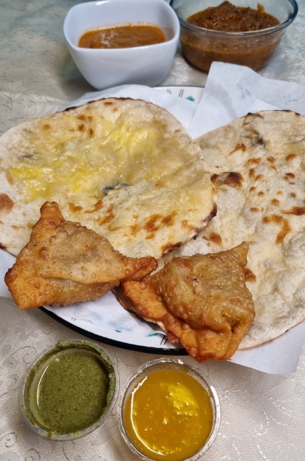 Samosas e pães são perfeitos para acompanhar o pedido!