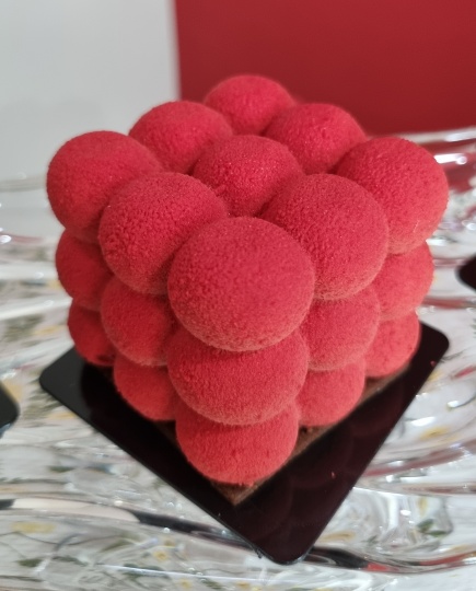 Gracioso entremet de frutas vermelhas e chocolate!