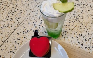 Soda italiana de maçã verde e entremet de limão e frutas vermelhas do One Bite