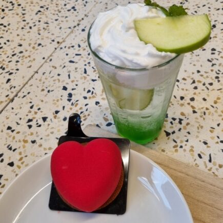 Soda italiana de maçã verde e entremet de limão e frutas vermelhas do One Bite