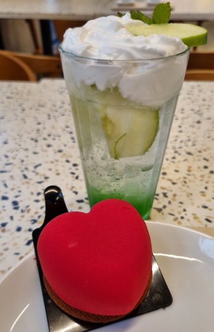 Soda de maçã verde com espuma cremosa de chá verde e limão e entremet de limão e frutas vermelhas