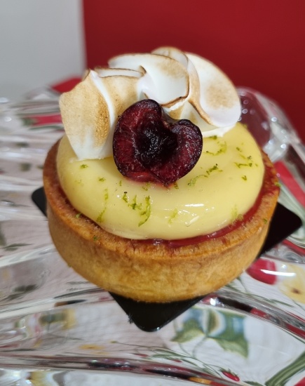 Apaixonante torta de limão e cereja da Pâtisserie Vila Anália!