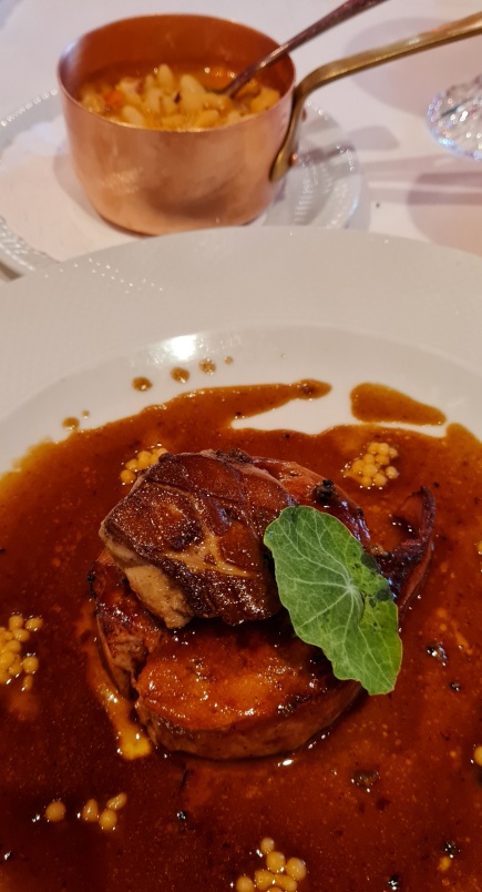 Polêmico cassoulet de coelho com foie gras à moda antiga