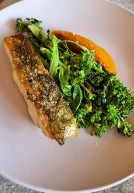 Peixe assado, brócolis e purê de cenoura