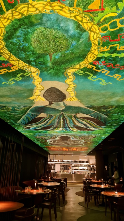 Impressionante teto pintando por uma artista indígena para o Notiê Priceless!