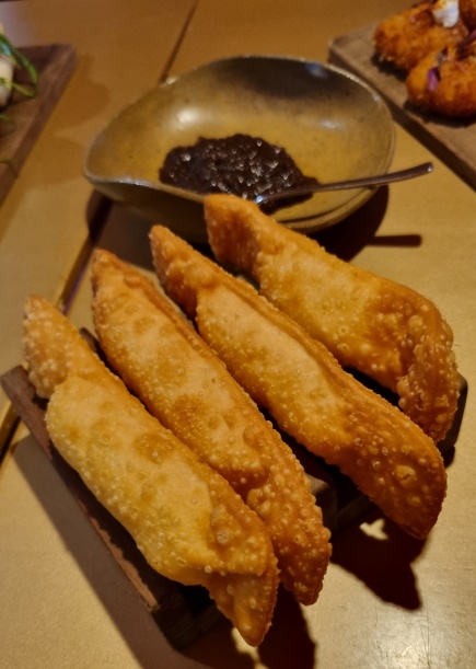 Maravilhoso pastel de queijo da Canastra com geleia de cebola caramelizada na rapadura!