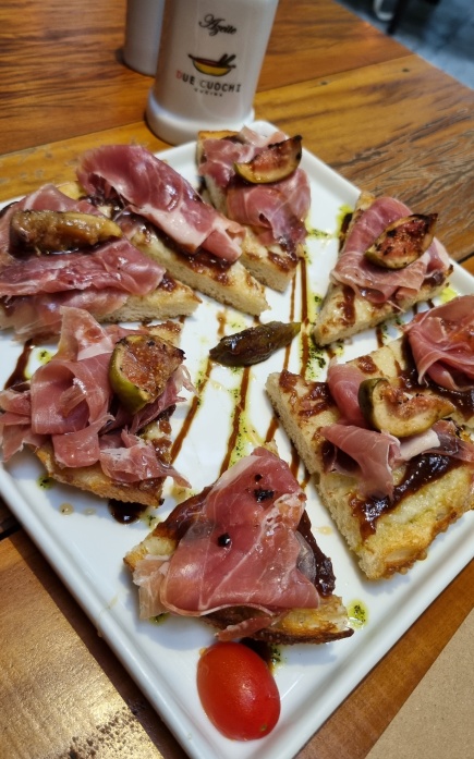 Saborosa bruschetta de presunto cru italiano com gorgonzola e figo!