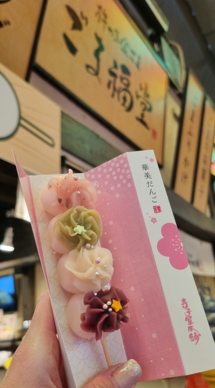 Delicadíssimo dango do Nishiki Market, em Kyoto!