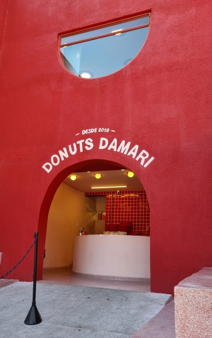 Simpática e vermelha Donuts Damari em Pinheiros!