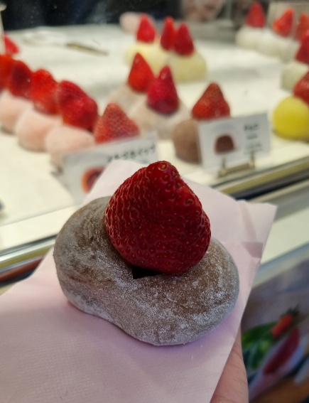 O Ichigo Daifuku de chocolate do Tsukiji Outer Market é macio e muito gostoso!
