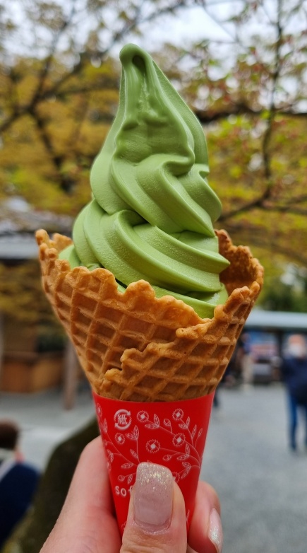 O matcha soft ice cream logo na entrada do Kinkaku-ji é um dos melhores que experimentei no Japão!