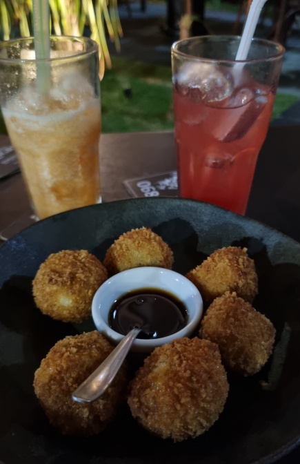 Matilha: delicioso bolinho de cupim com molho de pimenta de maracujá!