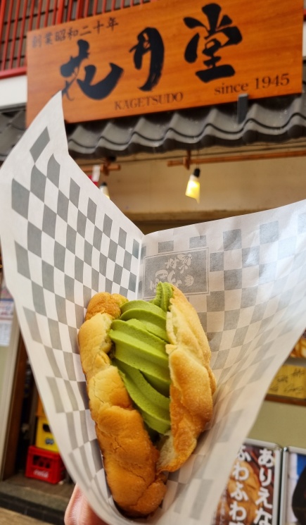 Delicioso melonpan recheado com sorvete de matcha do Asakusa Kagetsudo!