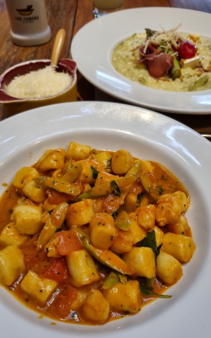 Nhoque de batata com camarões e aspargos ao molho de tomate e manjericão