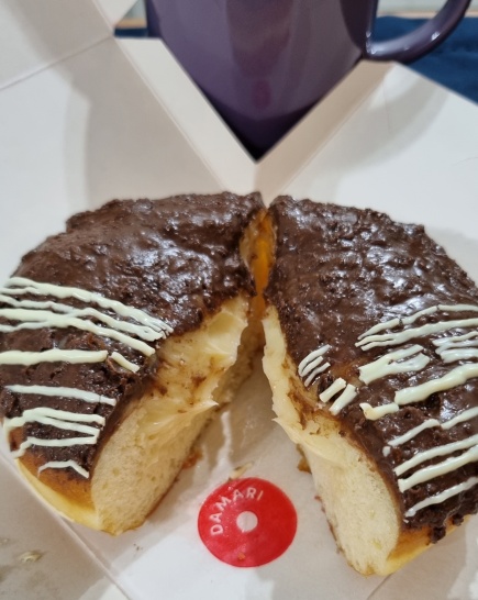 Ovoninho é um donut especial do mês de maio, coberto com creme de Ovomaltine e recheado com brigadeiro de leite Ninho! Perfeito para os formiguinhas!