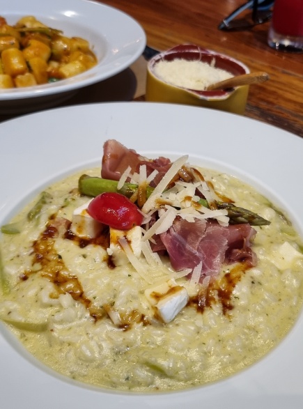 Risoto de aspargos frescos, presunto cru italiano e brie