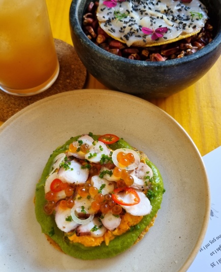 Imperdível tostada de salpicão de pescado, polvo e ikura!