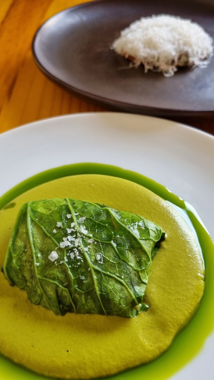 Tamal, mole verde e couve manteiga