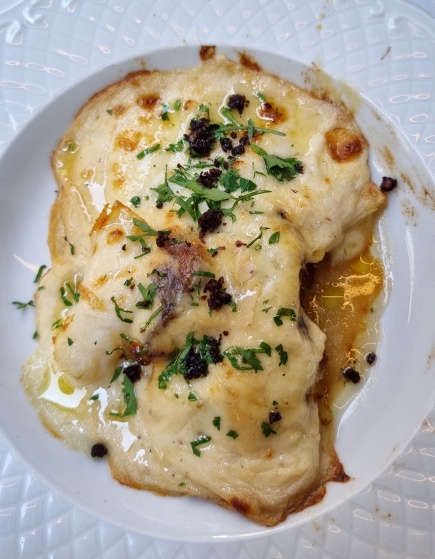 Bacalhau com natas, cebola caramelizada e batatas assadas, um clássico da Tasca da Esquina