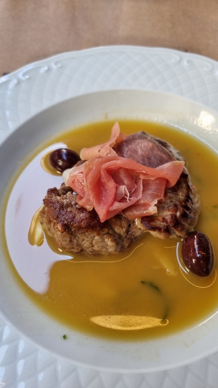 Bife à portuguesa: filé mignon grelhado, molho de manteiga, azeitonas e presunto de Parma