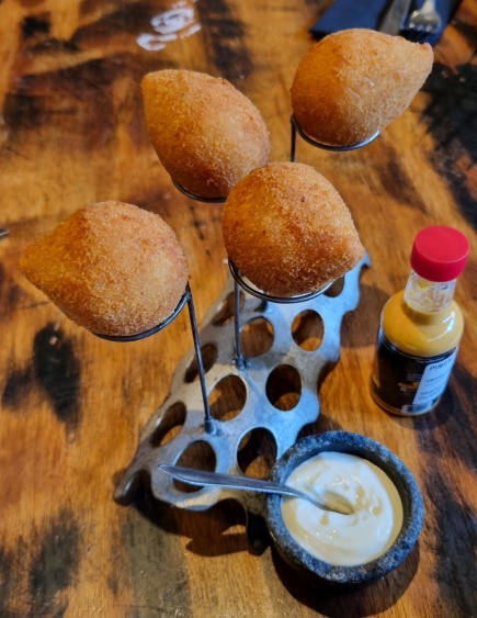 Coxinha de galinha caipira "Trem Bão"