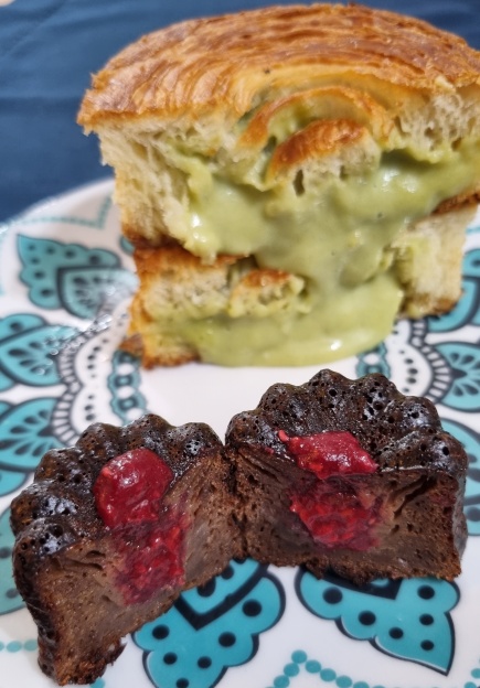 Croassonho de pistache e o delicioso canelé de framboesa!