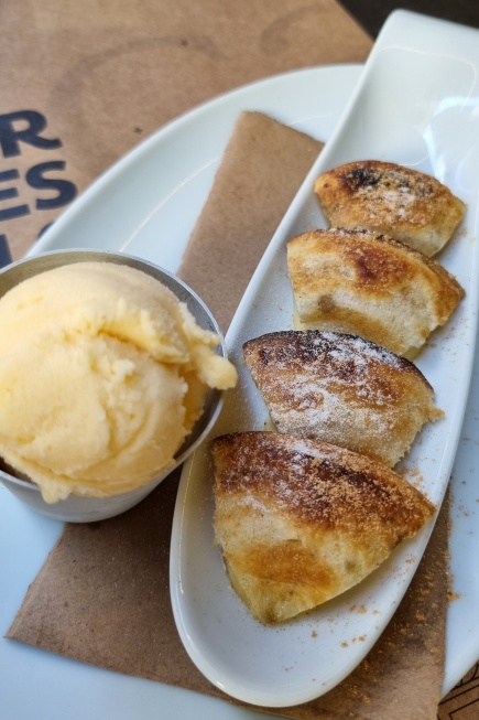 Pastel de natas com sorvete de tangerina da Tasca da Esquina