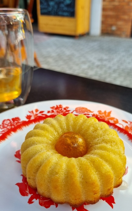 Aromático bolinho de laranja com cobertura de kinkan em calda!