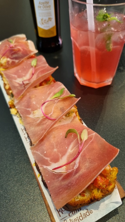 Bruschetta de presunto Parma e pink lemonade Flamingo