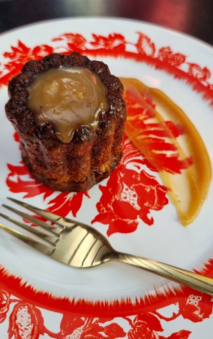 Delicioso canelé com toque de laranja e cumaru finalizado com calda de caramel salé!