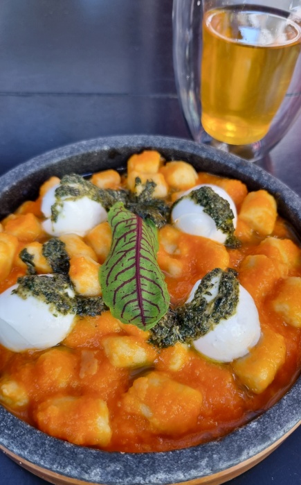 Nhoque souflé com molho de tomate artesanal, pesto e búfala do Bistrologie é mais do que comfort food!