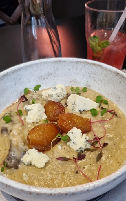 Risoto de gorgonzola com mignon e cebola caramelizada está entre os pratos mais pedidos da Kombina Felice!