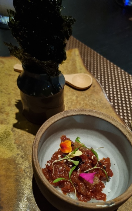 Spicy coreano: tartare de atum, shari, gochujang, nori temperado e ovas