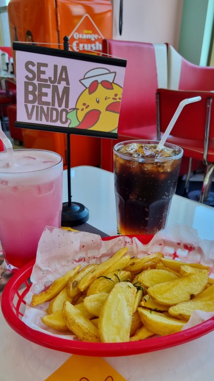 Refrescante Limonada do Zé, adocicada Vanilla Coke e fritas artesanais crocantes!