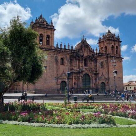 Belíssima Catedral del Cusco na vibrante Plaza de Armas!