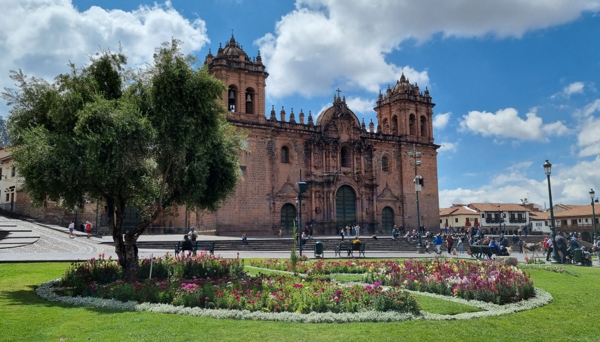 Belíssima Catedral del Cusco na vibrante Plaza de Armas!
