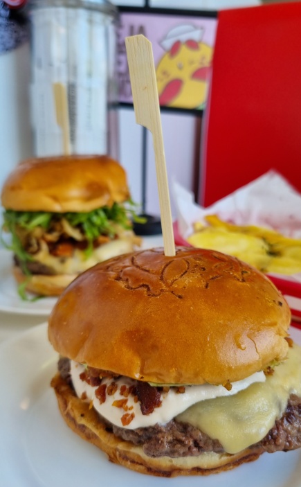 James Dean Bacon: burger, queijo, farofa de bacon, creme de cebola do Zé e maionese artesanal. Simples e delicioso!