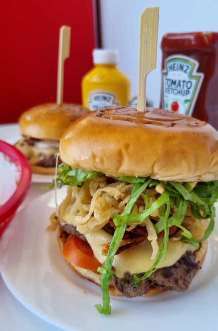 Diner Burger: burger, queijo, bacon crocante, molho do Zé, crispy onion, barbecue, alface à julienne e tomate