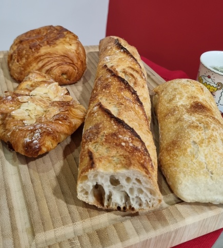 Pain au chocolat, croissant de amêndoas, Marcelle e Ciabatta da Fabrique